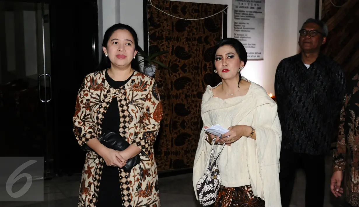 Menko PMK, Puan Maharani (kiri) berjalan menuju lokasi acara Perempuan dan Canting di Jakarta, Rabu (25/1). Dua pelestari batik nasional mendapat penghargaan dalam acara ini. (Liputan6.com/Helmi Fithriansyah)