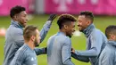 Para pemain Bayern Munchen bercanda saat sesi latihan tim di Munich, Jerman selatan (12/3). Pada leg pertama Munchen berhasil menahan imbang Liverpool 0-0 di Anfield Stadium. (AFP Photo/Matthias Balk)