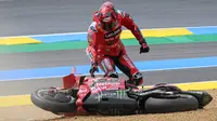 Pecco Bagnaia saat alami crash pada Main Race MotoGP Prancis di Sirkuit Le Mans. (Loic VENANCE / AFP)