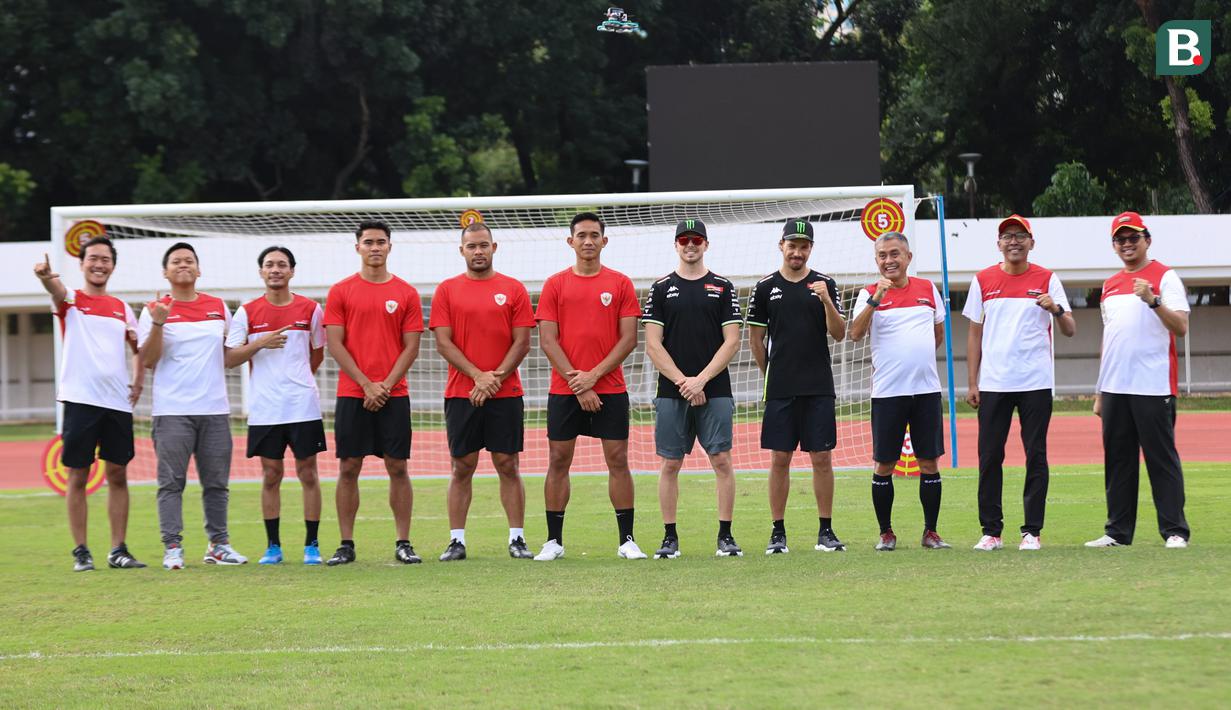 Pembalab Pertamina Enduro VR46 Racing Team, Fabio Di Giannantonio dan Franco Morbidelli dan pemain Timnas Indonesia Muhammad Ferrari, Andritany Ardhiyasa, Rizky Ridho foto bersama dengan jajaran BOD dari Pertamina di acara football challenge Pembalap Pertamina Enduro di Stadion Madya, Senayan, Jakarta pada Jumat, (24/1/2025).  (Bola.com/Abdul Aziz)