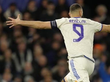 Bomber Timnas Prancis berdarah Aljazair ini memborong tiga gol kemenangan Real Madrid atas Chelsea pada babak perempat final Liga Champions. Karim Benzema mengaku puasa tidak mempengaruhi performanya di lapangan. (AP/Kirsty Wigglesworth)