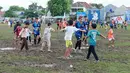 Setelah babak pertama selesai, anak-anak akan masuk ke lapangan dan menghampiri pemain idolanya. (Bola.com/M Iqbal Ichsan)