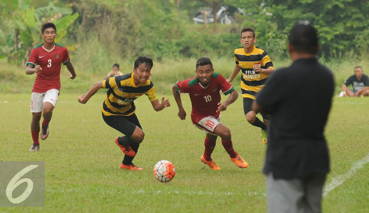 Pemain seleksi Timnas Indonesia U-19, Sadil Ramdani (tengah) berebut bola dengan pemain PPLM saat laga uji tanding perdana di NYTC Sawangan, Jumat (5/8). Pemain seleksi Timnas U-19 berhasil menekuk PPLM 3-0. (Liputan6.com/Helmi Fithriansyah)