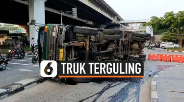 truk terguling thumbnail