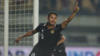 Pemain Timnas Indonesia, Dimas Drajad melakukan selebrasi usai mencetak gol ketiga ke gawang Timnas Curacao dalam laga uji coba FIFA Matchday antara Timnas Indonesia menghadapi Curacao di Stadion Gelora Bandung Lautan Api (GBLA), Bandung, Jawa Barat, Sabtu (24/9/2022) malam WIB. (Bola.com/Bagaskara Lazuardi)