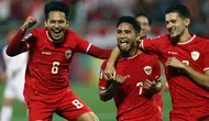 Selebrasi pemain Timnas Indonesia U-23, Marselino Ferdinan (tengah) bersama Witan Sulaeman (kiri) dan Justin Hubner setelah mencetak gol pertama ke gawang Yordania U-23 lewat eksekusi penalti pada laga ketiga Grup A Piala Asia U-23 2024 di Abdullah bin Khalifa Stadium, Doha, Qatar, Minggu (21/4/2024). (AFP/Karim Jaafar)