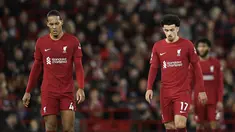 Pemain Liverpool Virgil van Dijk dan Curtis Jones  melihat setelah penyerang Leeds United Crysencio Summerville (tidak terlihat) mencetak gol pada duel pekan ke-14 Premier League 2022/23 di Anfield, Minggu (30/10/2022) dini hari WIB. Liverpool kalah dramatis di kandang sendiri dari Leeds United. (Photo by Oli SCARFF / AFP)