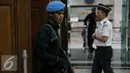 Petugas paspampres dengan senjata lengkap berjaga didepan pintu pada acara yang dihadiri Presiden, di Jakarta, Senin (18/1). Pengamanan ketat terhadap Presiden dilakukan pasca teror bom pada Kamis (14/1) dikawasan MH.Thamrin. (Liputan6.com/Faizal Fanani)
