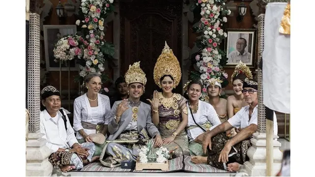 6 Artis Ini Gelar Pernikahan Pakai Adat Bali, Ada Laura Theux dan Indra Brotolaras