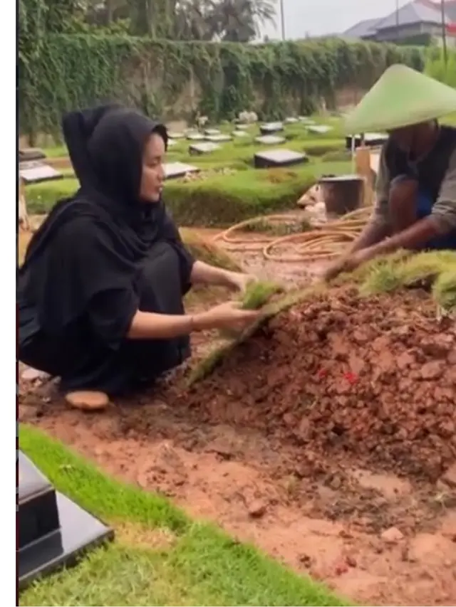 6 Potret Karina Ranau dan Anak-anak Bangun Makam Epy Kusnandar, Dipasangi Rumput