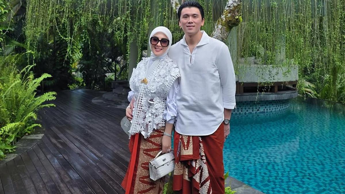 6 Gaya Syahrini Hadiri Acara di Bali, Anggun Pakai Blus dan Outer Renda Putih