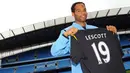 Pemain baru Manchester City, Joleon Lescott berose dengan nomor punggungnya di City of Manchester Stadium, Manchester, pada 26 Agustus 2009. AFP PHOTO/PAUL ELLIS