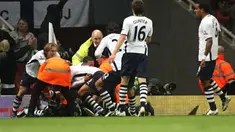 Tottenham Hotspur's players celebrate after equalising at 4-4 against Arsenal during their Premiership football match in London, on October 29, 2008. AFP PHOTO/Chris Ratcliffe