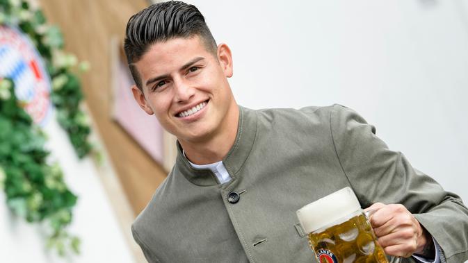 Pemain Bayern Munchen, James Rodriguez menikmati akhir dengan mengunjungi festival bir tahunan Oktoberfest di Munich, Jerman, Minggu (7/10). Bayern Munchen mencari pelipur lara setelah digebuk Borussia Monchengladbach 3-0.  (Matthias Balk/dpa via AP)