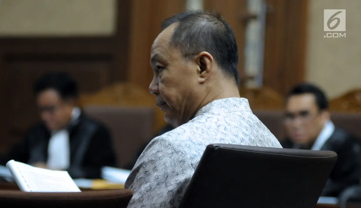 Mantan Kepala BPPN, Syafruddin Arsyad Temenggung saat menjalani sidang perdana di Pengadilan Tipikor Jakarta, Senin (14/5). Agenda sidang perdana merupakan pembacaan surat dakwaan oleh jaksa KPK. (Liputan6.com/Helmi Fithriansyah)