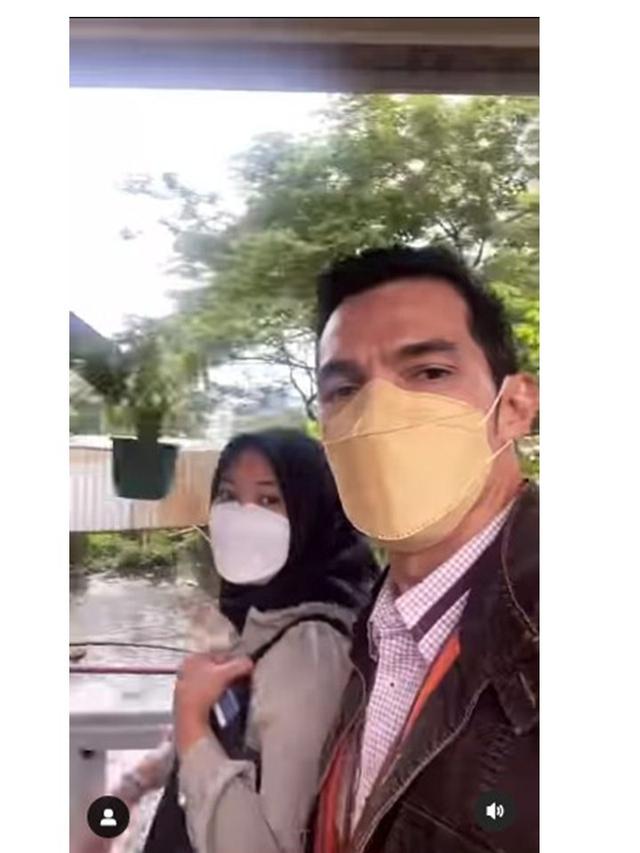 8 Potret Adrian Maulana Berangkat Kerja Naik KRL, Rela Berdesak-desakan