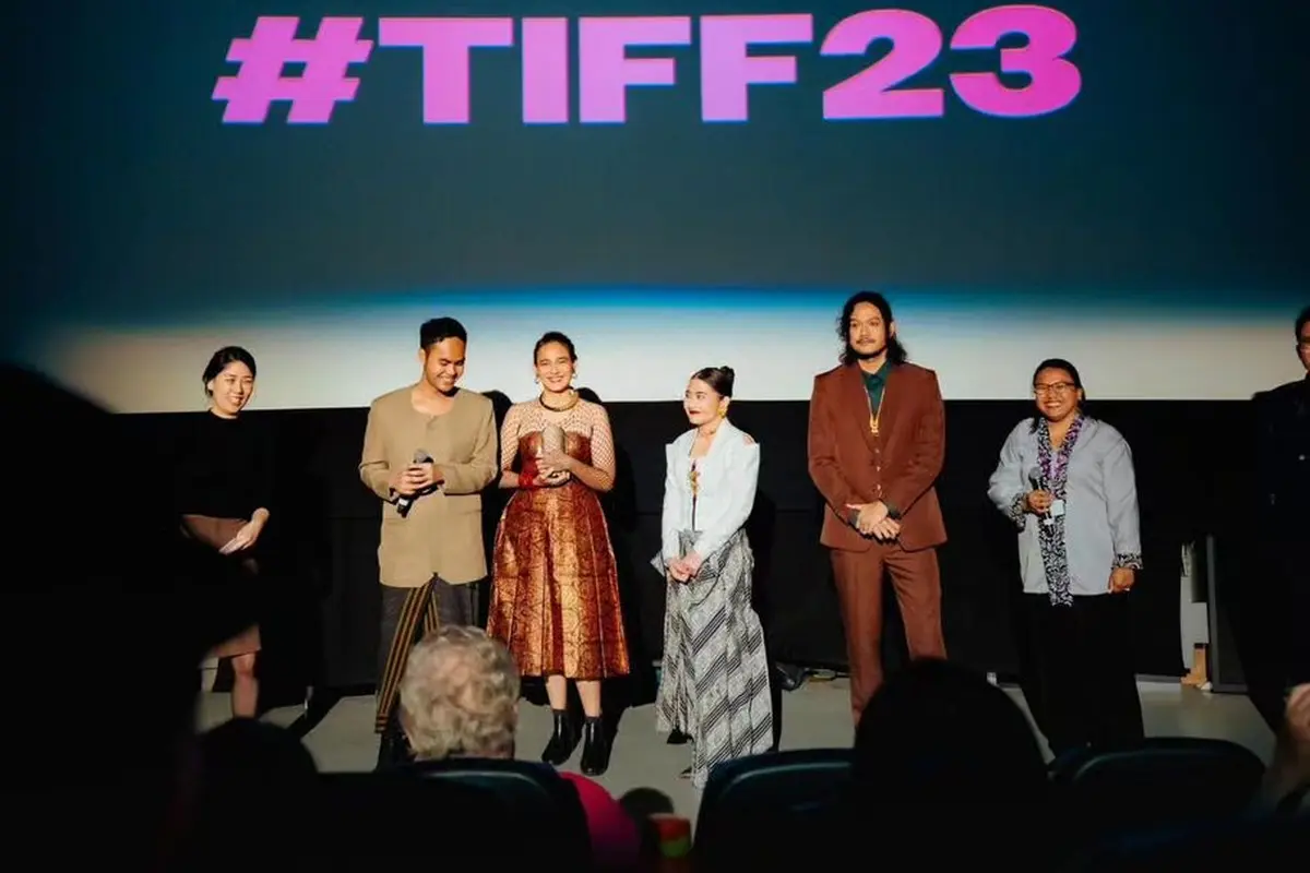 8 Gaya Elegan Prilly Latuconsina dengan Kebaya Modifikasi dan Makeup Bold di Toronto Film Festival 2023
