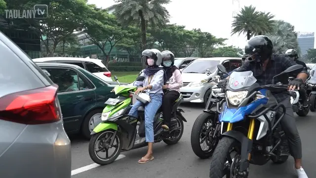 Momen tak terduga Ariel Noah usili Andre Taulany. (credit:youtube.com/@taulany_tv)