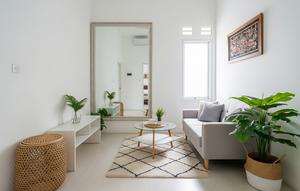 Model Ruang Tamu Sempit Ceiling Tinggi agar Terlihat Lapang. (Foto: AI)