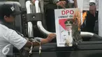 Massa dari ormas Islam se- DIY membakar foto Gubernur DKI Jakarta saat tabligh akbar di Titik Nol km, Yogya, Minggu (9/10). Mereka mendukung PP Muhammadiah yang telah melaporkan Ahok ke Polda Metro Jaya atas penistaan agama. (Liputan6.com/ Boy Harjanto)