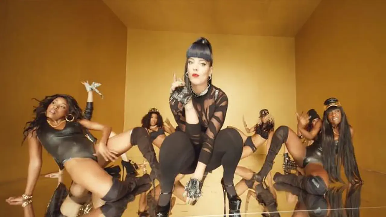 Lily Allen Tak Menyesal Videoklipnya Tuai Kritikan