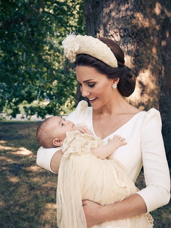 Pangeran Louis digendong oleh ibunya, Kate Middleton, di taman Clarence House usai pembaptisannya. (Twitter @KensingtonRoyal)