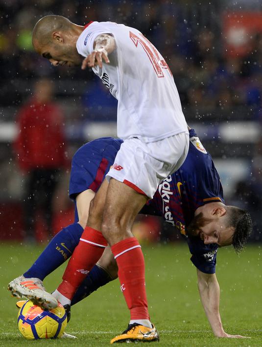 Aksi pemain Barcelona, Lionel Messi (kanan) saat berebut bola dengan pemain Sevilla, Guido Pizarro pada lanjutan La Liga Santander di Camp Nou stadium, Barcelona, (4/11/2017). Barcelona menang 2-1. (AFP/Josep Lago)