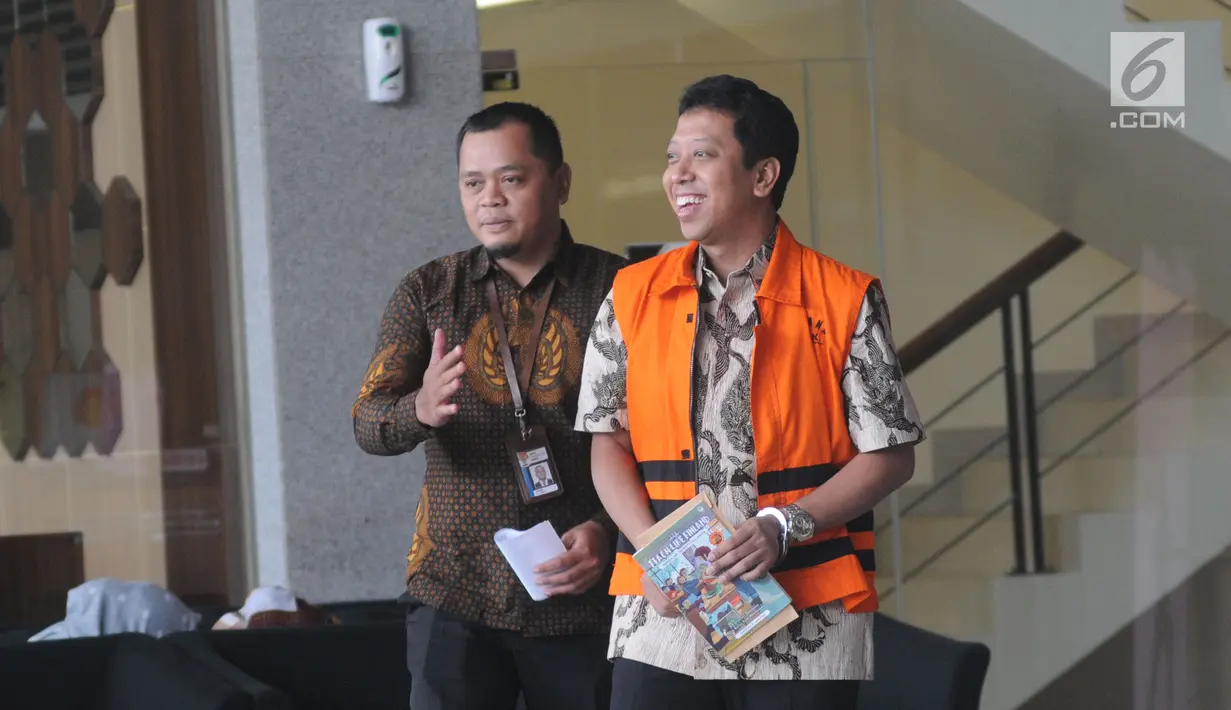 Mantan Ketum PPP Muhammad Romahurmuziy tersenyum usai diperiksa oleh penyidik di Gedung KPK, Jakarta, Jumat (21/6/2019). Usai diperiksa KPK, Rommy bersiap untuk melaksanakan Salat Jumat. merdeka.com/Dwi Narwoko)