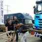 Aksi wanita menarik truk. (Daily Mail)