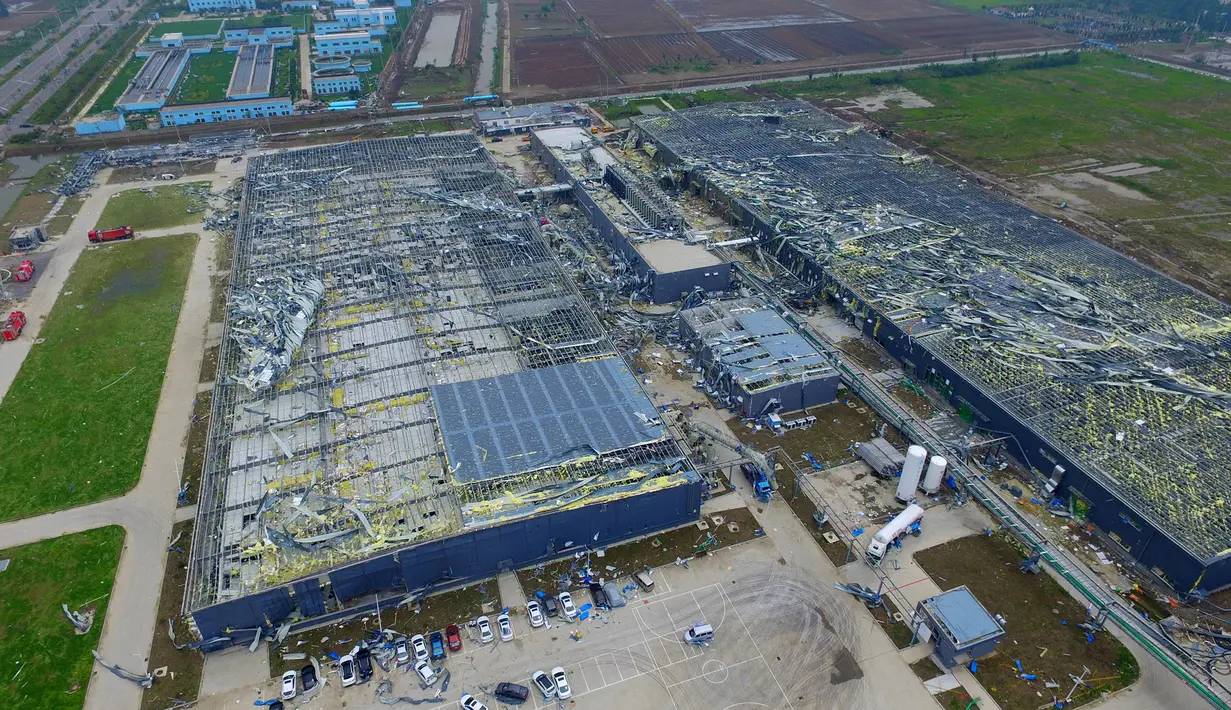 Kondisi pabrik usai diterjang tornadodi wilayah Funing, Yancheng, Provinsi Jiangsu, China, Jumat (24/6). lebih dari 800 orang mengalami luka kritis akibat terjangan tornado disertai hujan batu es melanda wilayah Yancheng. (REUTERS/Stringer)