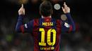 Bintang Barcelona, Lionel Messi, merayakan gol dengan gaya khasnya, dua jari telunjuk diangkat ke atas usai membobol gawang Almeria pada laga La Liga di Stadion Camp Nou, Spanyol, Kamis (8/4/2015). (AFP/Quique Garcia)
