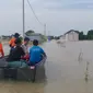 Petugas BPBD Gresik mengevakuasi korban banjir ke lokasi aman. (Istimewa)