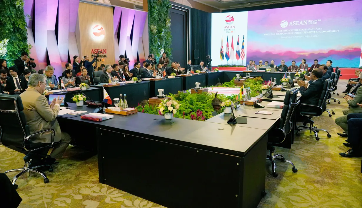 "ASEAN juga harus bersatu dalam menolak politisasi dan standar ganda sembari membuktikan kemampuan kita untuk mengatasi isu di halaman kita sendiri," imbuhnya. (AP Photo/Achmad Ibrahim, Pool)
