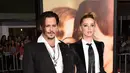 Namun sepertinya Johnny Depp selalu sukses mengontrol emosinya dengan baik, sehingga para kerabat dan sahabat pun percaya Johnny dapat melewati kasus ini dengan baik. (AFP/Bintang.com)