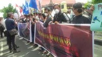Walhi bersama mahasiswa dari GMKI menggelar demonstrasi di Mapolda Riau untuk mendesak kasus SP3 dibuka kembali dan menyeret perusahaan pembakar lahan. (LIputan6.com/M Syukur)