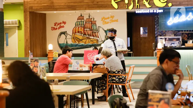 FOTO: Restoran di Mal Kembali Layani Pengunjung Makan di Tempat