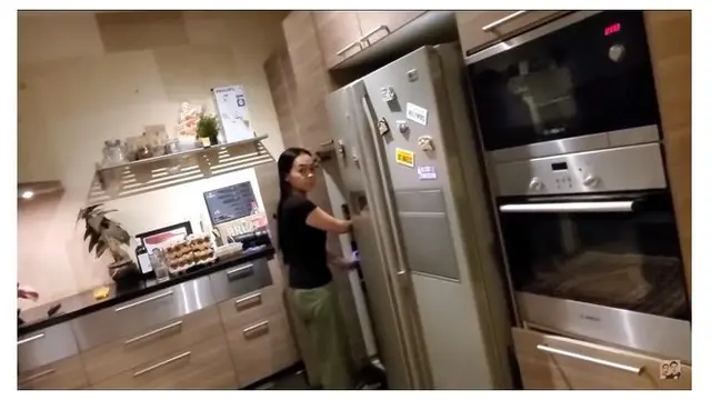 6 Potret Dapur Paula Verhoeven, Minimalis Serba Kayu