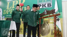 Ketum PKB Muhaimin Iskandar (Cak Imin) memukul gong pada Pembukaan Rakornas LPP DPP PKB, Jakarta, Sabtu (29/4). Muhaimin mengatakan PKB menargetkan tahun 2019 harus memenangkan Pemilu atau minimal kedua partai terbesar. (Liputan6.com/Angga Yuniar)
