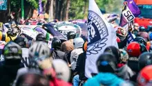 Ratusan suporter melepas kepergian rombongan Persik Kediri yang bakal berjuang pada seri ketiga BRI Liga 1 2021-2022 di klaster Yogyakarta dan Jateng, Rabu (17/11/2021) pagi. (Bola.com/Gatot Susetyo)