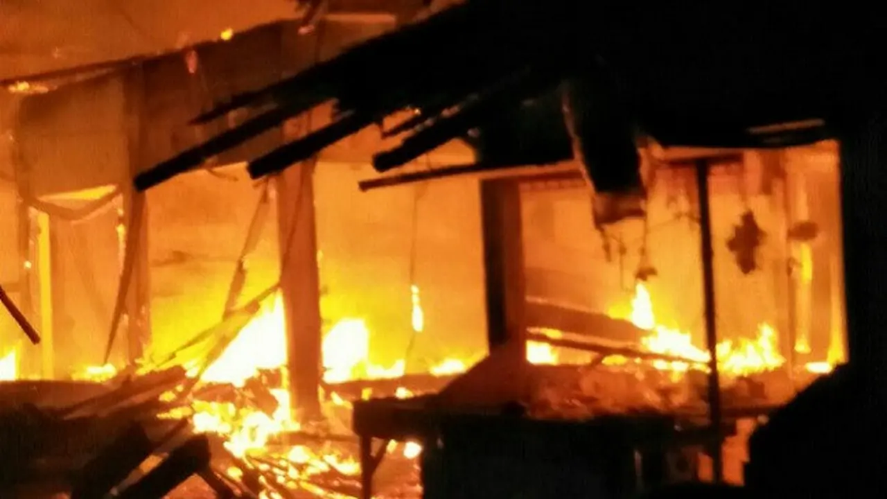 Api Sambar Tabung Gas, 40 Kios di Pasar Pameungpeuk Garut Hangus