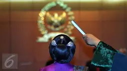 GKR Ayu Koes Indriyah dari kelompok DPD daerah pemilihan Jateng, diambil sumpahnya dalam pelantikan Anggota Pengganti Antarwaktu di Gedung Parlemen, Jakarta, Rabu (8/6). Koes Indriyah menggantikan Sulistyo yang meninggal dunia (Liputan6.com/Johan Tallo)