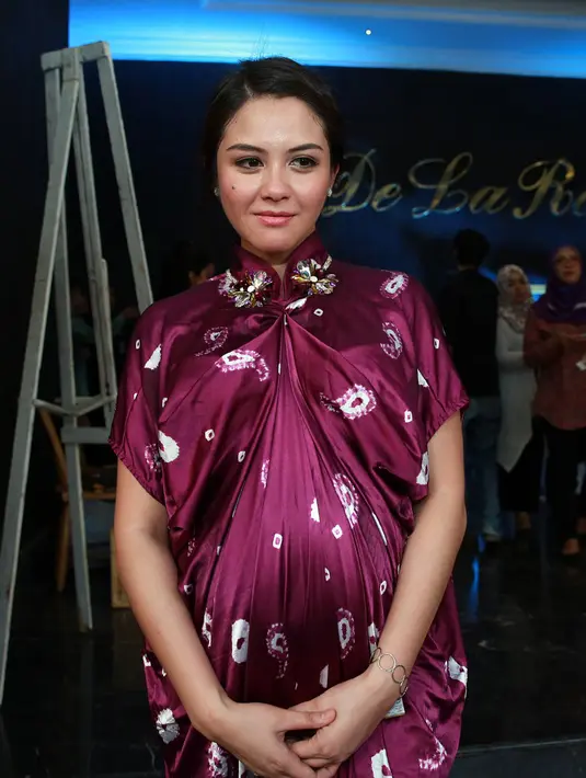 Mengurangi kesibukannya di dunia entertainment memang salah satu cara baginya untuk menjaga agar kondisi kesehatannya dan bayi tidak terganggu. (Deki Prayoga/Bintang.com)