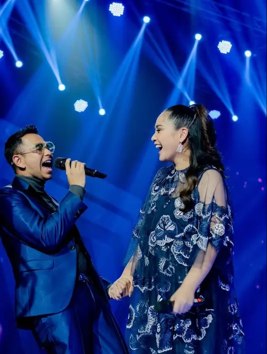 Nagita Slavina tampil cantik berbalut Women's Blue Lucita Embroidered Tulle Dress dari Biyan. [@raffinagita1717/wanda_haraa].