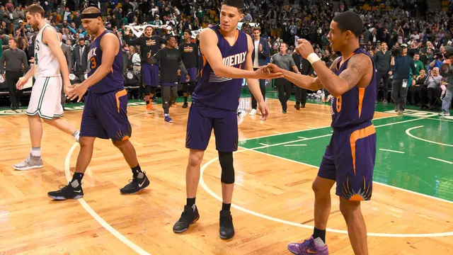 Pemain muda Phoenix Suns Devin Booker (tengah) saat melawan Antonio Spurs (NBA)