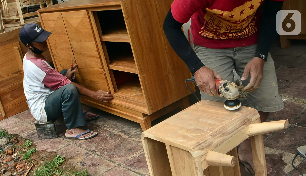Pekerja menghaluskan furnitur atau perlengkapan rumah berbahan kayu dari Jepara di Ciputat, Tangerang Selatan, Selasa (14/9/2021). Pedagang di tempat tersebut mengakui selama PPKM ini daya beli masyarakat terhadap furnitur meningkat. (Liputan6.com/Johan Tallo)