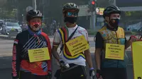 Sejumlah komunitas sepeda di Bandung menggelar aksi simpatik tertib berlalu lintas di kawasan Cikapayang-Dago, Minggu (5/7/2020). (Istimewa)