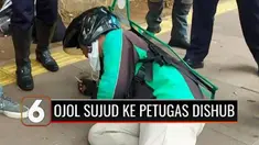 Kedapatan parkir liar, seorang pengemudi ojol bersujud di hadapan petugas Sudin Perhubungan. Ia meminta agar petugas tak mengangkut motor miliknya, karena tak mampu membayar denda dan belum mendapat penghasilan.
