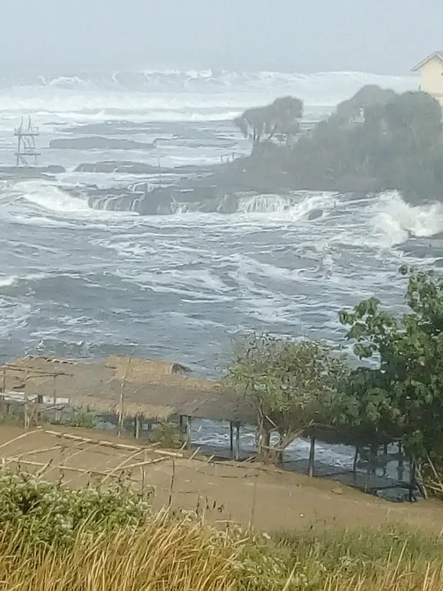 Gelombang setinggi 5 meter di pantai Santolo Garut, Jawa Barat