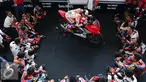 Juara dunia MotoGP, Marc Marquez saat memberikan coaching clinic kepada pembalap muda binaan AHM di Sentul, Jawa Barat, Selasa (25/10). Dalam coaching clinic ini Marquez memberikan pengalaman dan motivasi pada pembalap muda. (Liputan6.com/Angga Yuniar)