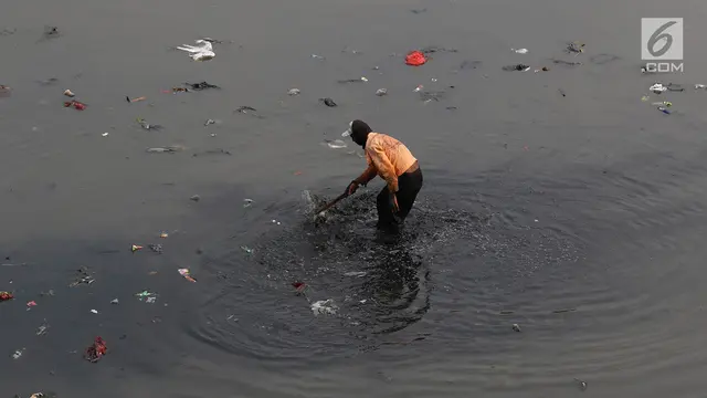 Aliran Kanal Banjir Barat Hitam dan Berbusa